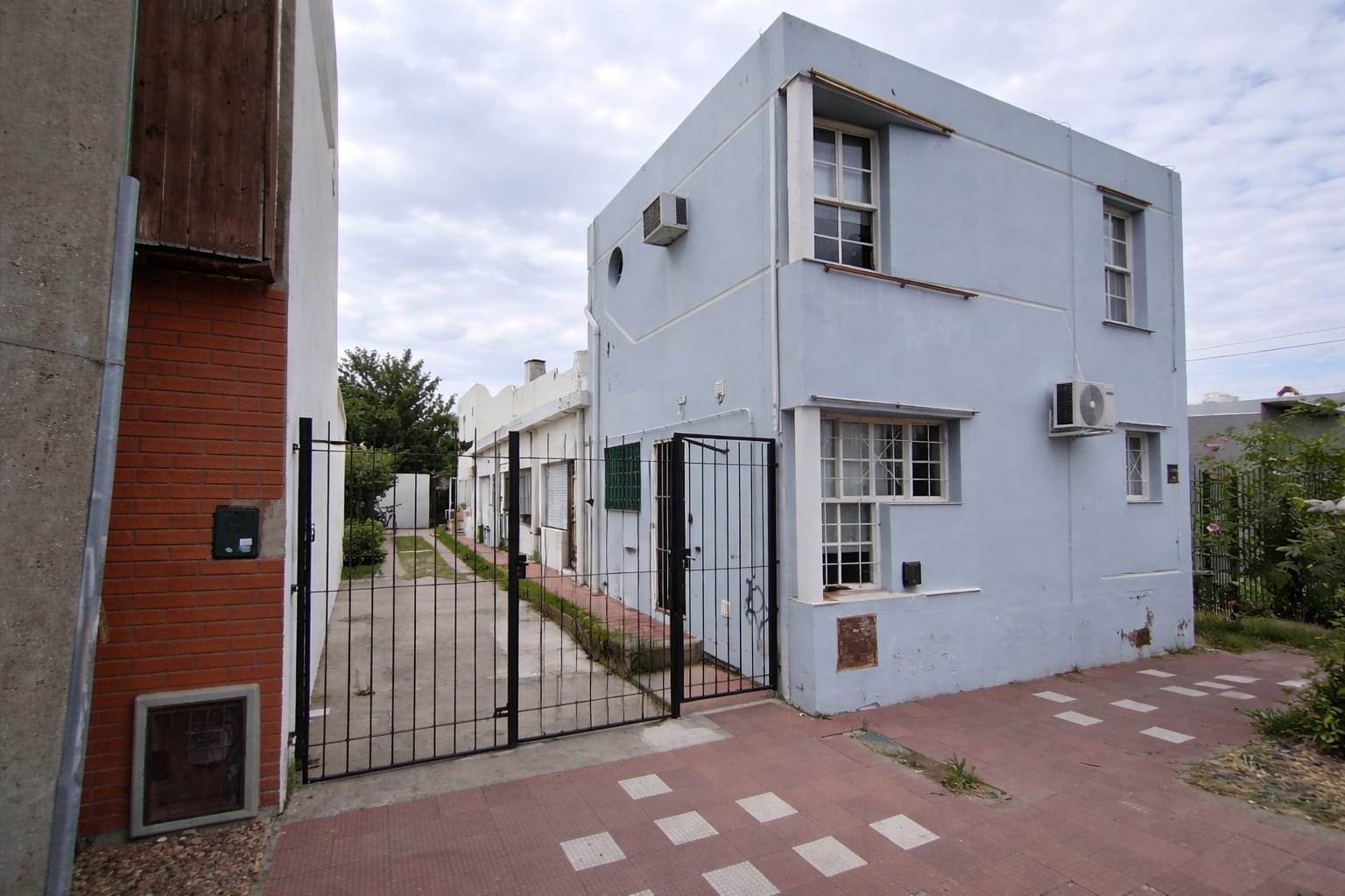 SRI VENDE/PERMUTA POR CASA, DUPLEX CENTRICO CON COCHERA S/CERVANTES